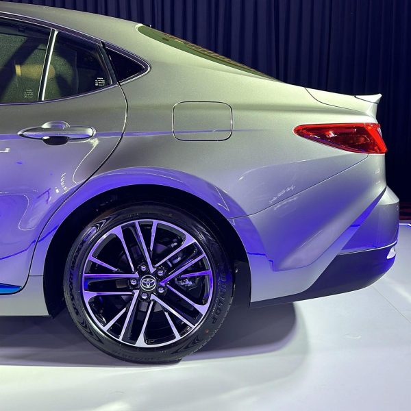 تويوتا كامري 2025 في السعودية أداء عصري وتقنيات مبتكرة