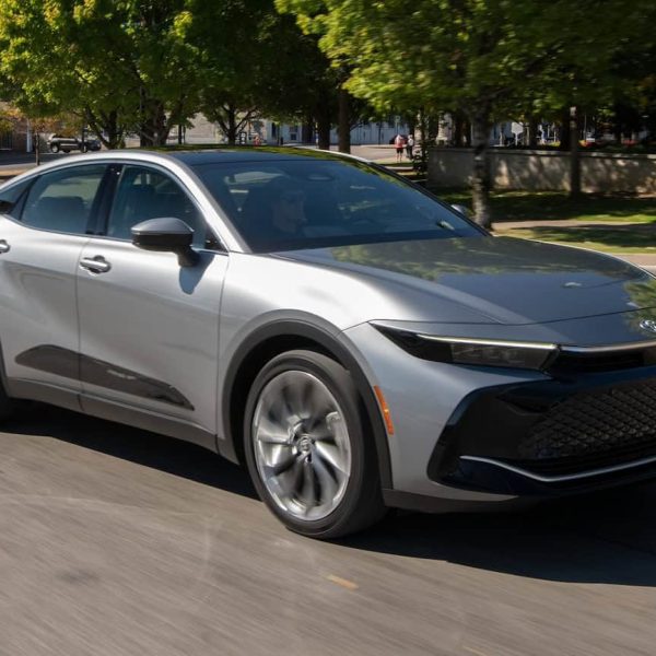 تويوتا كراون 2025 الفخامة والأداء المتفوق في سيارة واحدة