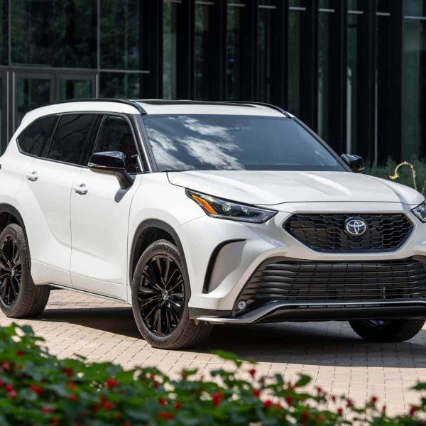 مواصفات تويوتا هايلاندر 2025 التصميم والأداء والتقنيات