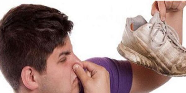 تخلص من رائحة الحذاء الكريهة في الصيف