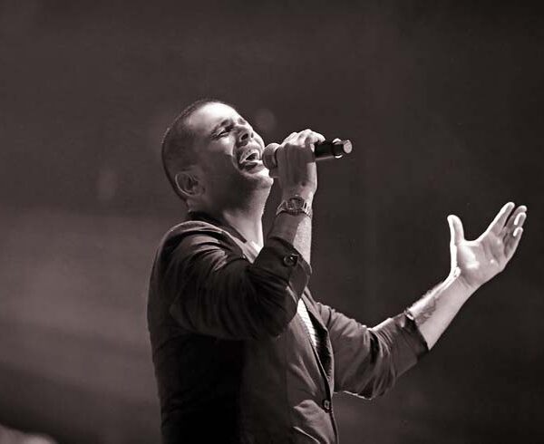 حفل عمرو دياب فى مهرجان العلمين يحظى بإقبال شديد ونفاد التذاكر