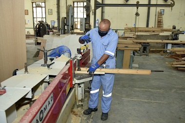 نجار بالخبر