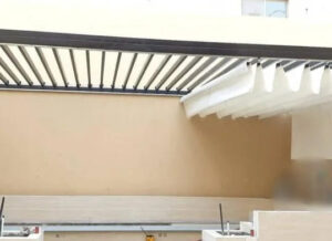 مظلات متحركة يدويا