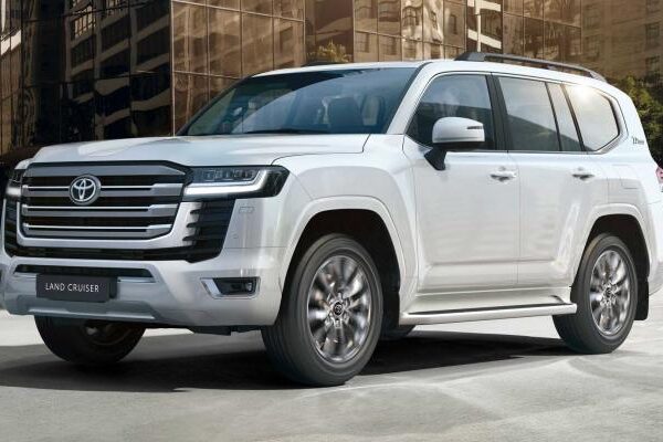تويوتا لاند كروزر الجديدة تكشف عن إطارات 37 بوصة عملاقة وتثير إعجاب عشاق السيارات