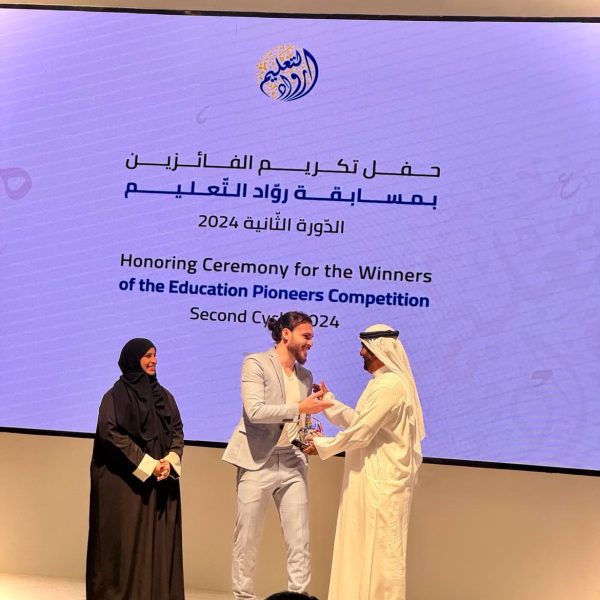 أحمد عبد العزيز محمد.. معلم شاب يتصدر قائمة أفضل المعلمين في الإمارات
