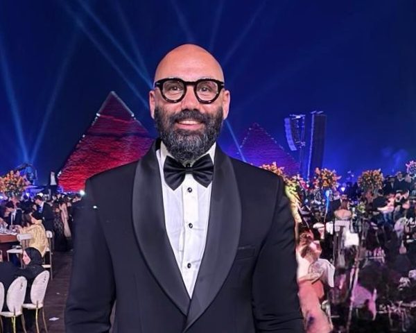 رجل الأعمال هاني عبدالرؤوف وزوجته سيدة الأعمال إيمي شريف ضمن أبرز الحضور في حفل زفاف ابنة شقيق عماد زيادة على سفح الأهرامات